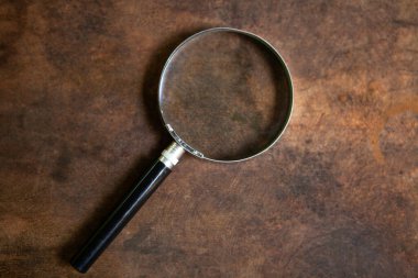 Eski paslı bir demir parçasında büyüteç.