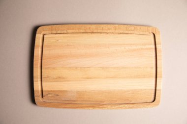 Mutfak tahtası masanın üstünde.