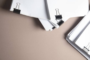 Bir şarjöre iliştirilmiş kağıt yığını