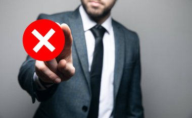 Adam reddetme simgesine tıklıyor