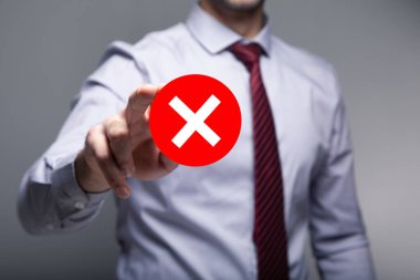 Adam reddetme simgesine tıklıyor