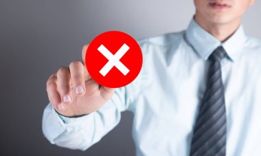 Adam reddetme simgesine tıklıyor