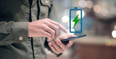 Adam pil simgesine tıklıyor