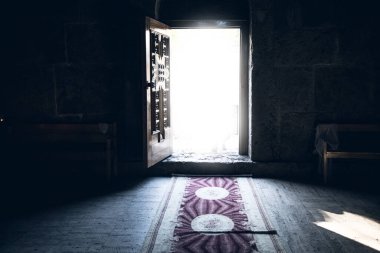 Kiliseye içeriden giriş.
