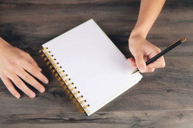 Not defterine not alan bir kadın.