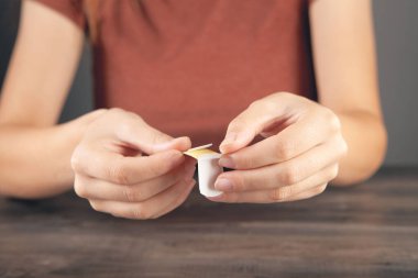 Genç kız yara bandı tutuyor.