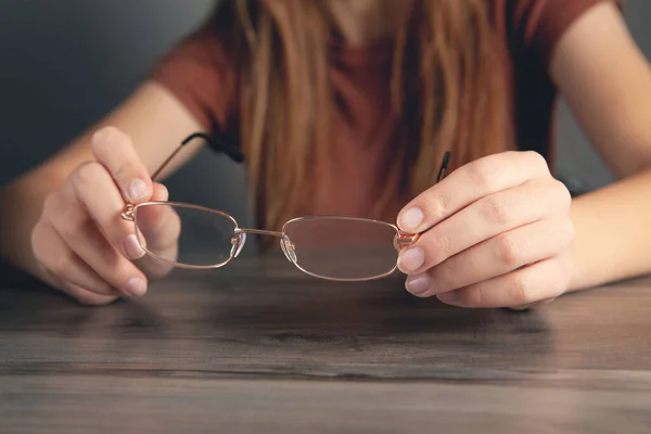 Žena Držící Optické Brýle Ruce — Stock fotografie