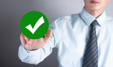 Adam işaretleme simgesine tıklıyor