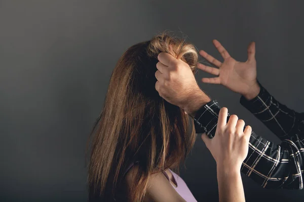 Marido Está Segurando Sua Esposa Pelo Cabelo Violência Doméstica — Fotografia de Stock