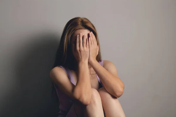 Smutna Młoda Kobieta Siedząca Podłodze — Zdjęcie stockowe