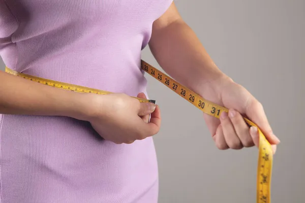 Young Woman Measuring Abdominal Circumference Measuring Tape — Stock Photo, Image