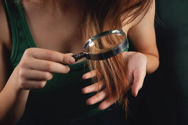 Молодая Женщина Смотрит Свои Волосы Увеличительным Стеклом — стоковое фото