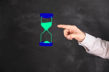 Adam sanal kum saatine tıklıyor.