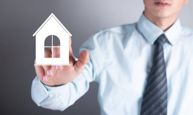 Adam evin simgesine tıklıyor.