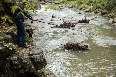 Sonbaharda nehirde balık tutan balıkçılar