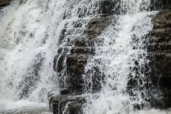 Una Piccola Cascata Sfocia Nel Fiume — Foto Stock