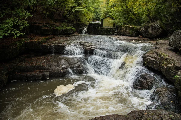 小さな滝が川に流れ込み — ストック写真