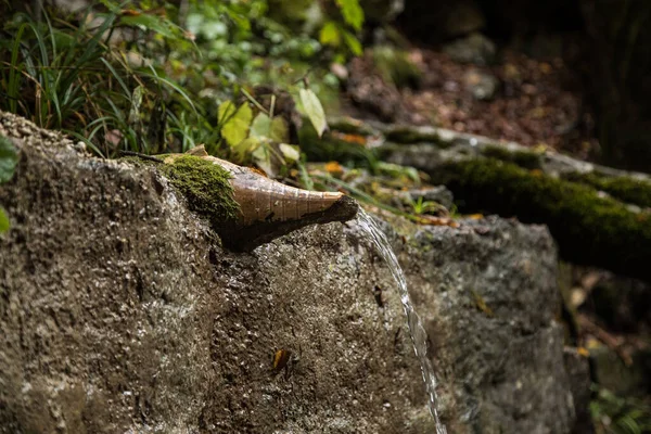 Acqua Fuoriesce Ruscello Una Vecchia Brocca — Foto Stock