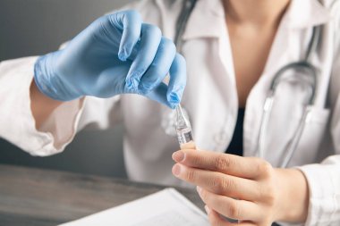 Doktor aşıyı masada tutuyor.