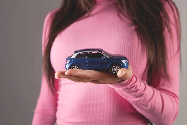 Junge Frau Hält Ein Spielzeugauto — Stockfoto
