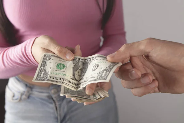 Una Mujer Dinero Hombre — Foto de Stock