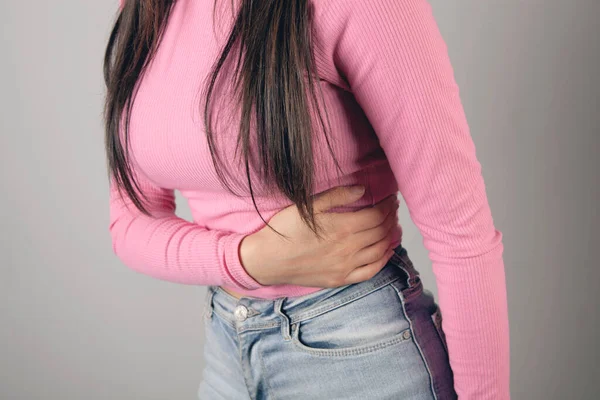 Una Mujer Joven Tiene Dolor Estómago —  Fotos de Stock