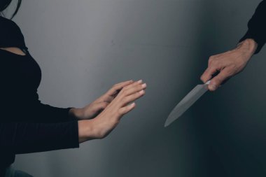 Bir adam bir kadını bıçakla tehdit eder.
