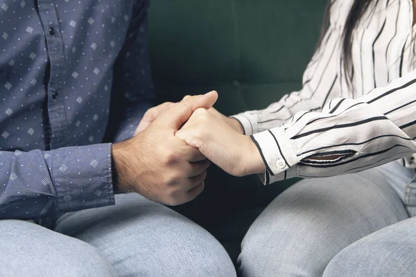 Unga Par Som Håller Händer Medan Sitter Soffan — Stockfoto