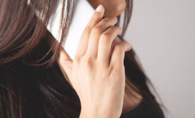 Genç bayan telefonda konuşuyor.