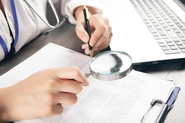 Arts Maakt Aantekeningen Papieren Kijkt Met Een Vergrootglas — Stockfoto