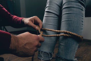 Bir erkek bir kadını bağlar.