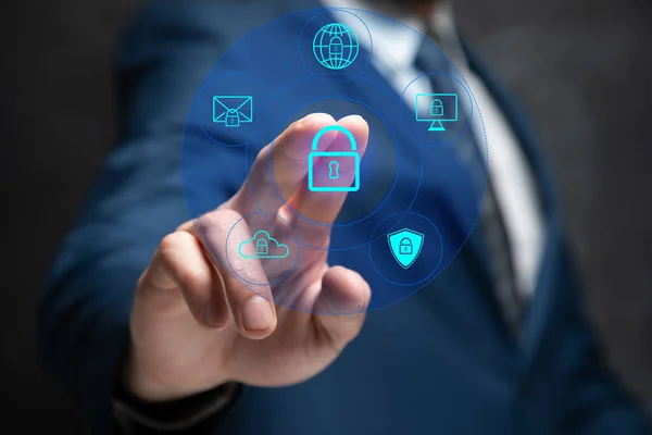 Adam kilide basıyor. siber savunma kavramı