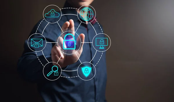Adam kilide basıyor. siber savunma kavramı