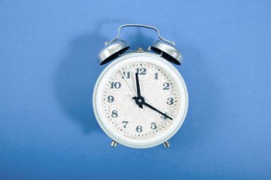 mavi bir arka plan üzerinde çalar saat