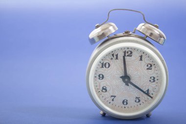 mavi bir arka plan üzerinde çalar saat