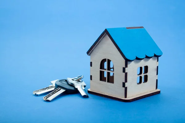 Ház Kulcsok Kék Háttér — Stock Fotó