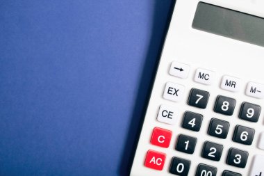 Mavi arkaplandaki hesap makinesi