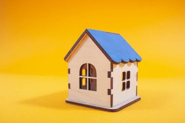 Turuncu arka plandaki ev. küçük ev