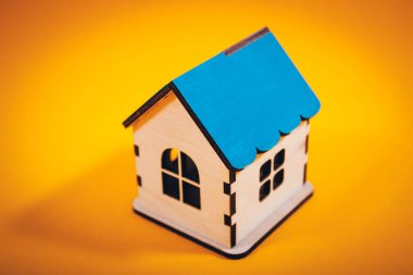 Turuncu arka plandaki ev. küçük ev