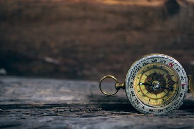 Eski ahşap bir masada pusula