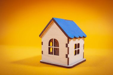 Turuncu arka plandaki ev. küçük ev