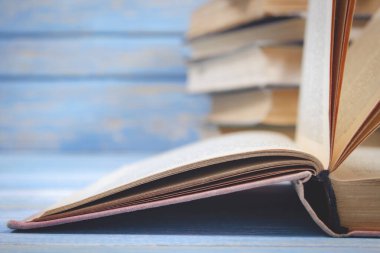 Mavi ahşap arkaplan üzerine açık kitap