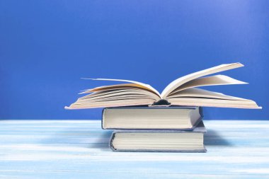 Mavi ahşap arka planla ilgili kitapları aç