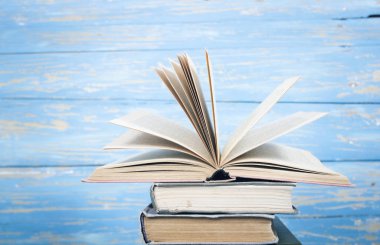 Mavi ahşap arka planla ilgili kitapları aç