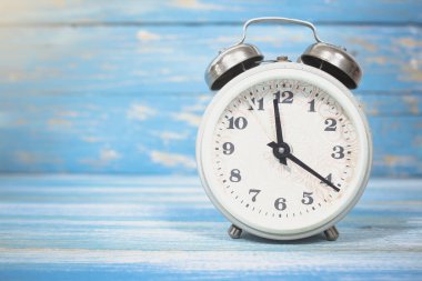 Mavi ahşap bir masada çalar saat.