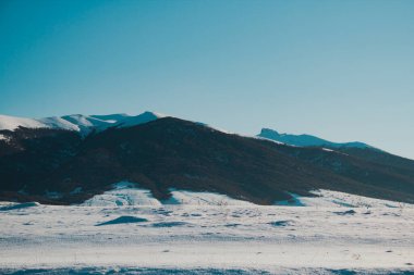 Dağ ve orman karın altında