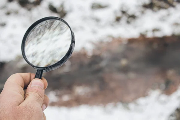 Mit Einer Lupe Auf Dem Hintergrund Eines Gefrorenen Flusses — Stockfoto