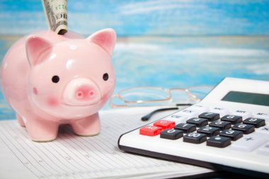 Belgeler için coplik ve hesap makinesi. Bir kumbaranın üzerine bir dolar..