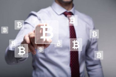 Adam Bitcoin sembolüne tıklıyor