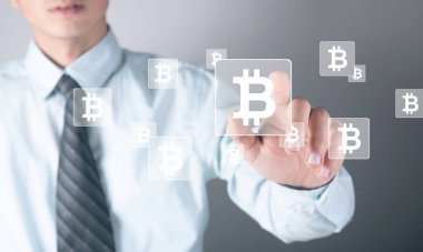 Adam Bitcoin sembolüne tıklıyor